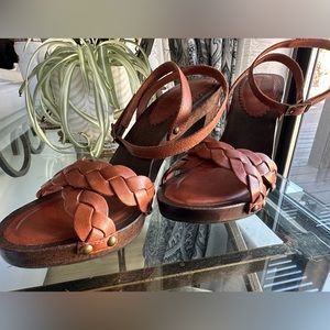 Brand new without box Banana Republic wooden high heels size 6.5W